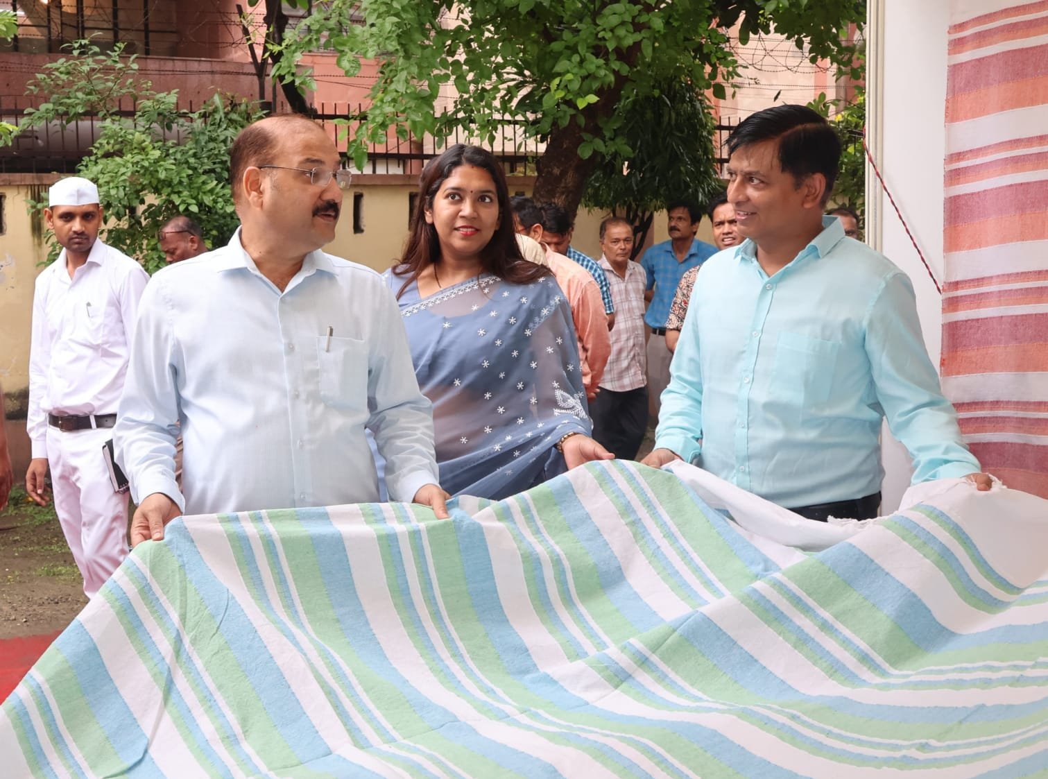 बुनकर सेवा केंद्र का निरीक्षण करते मेरठ जिलाधिकारी डॉ. वी के सिंह