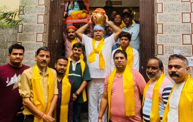 धर्मेश्वर महादेव मंदिर से समरसता कलश यात्रा का शुभारंभ करते पूर्व विधानसभा प्रत्याशी कमल दत्त शर्मा