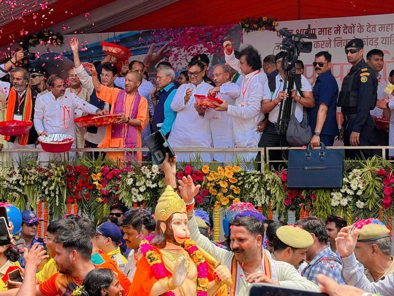 कांवड़ियों पर फूल बरसाते मुख्यमंत्री योगी आदित्यनाथ