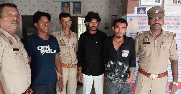 पुलिस गिरफ्त में बच्ची के अपहरण के आरोपी