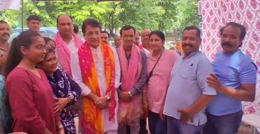 कावड़ सेवा शिविर के शुभारंभ के अवसर पर आयोजक मंडल से वार्ता करते मेरठ हापुढ़ लोकसभा क्षेत्र के सांसद अरुण गोविल