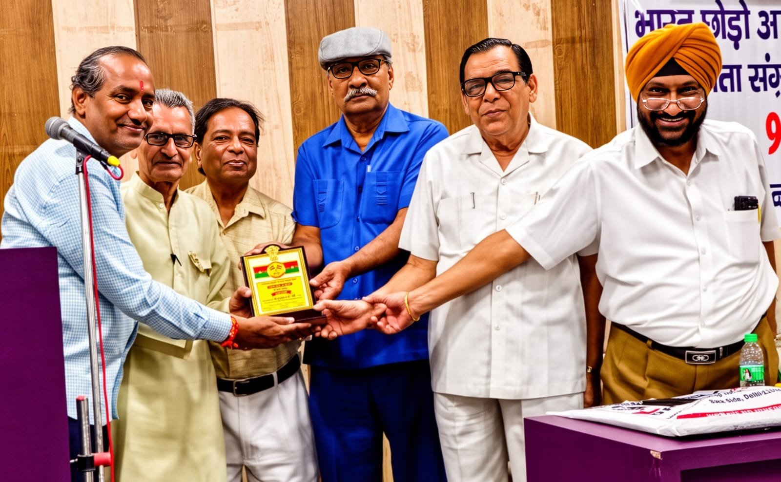 कार्यक्रम में पुनीत शर्मा को सम्मानित करते परिषद के पदाधिकारी