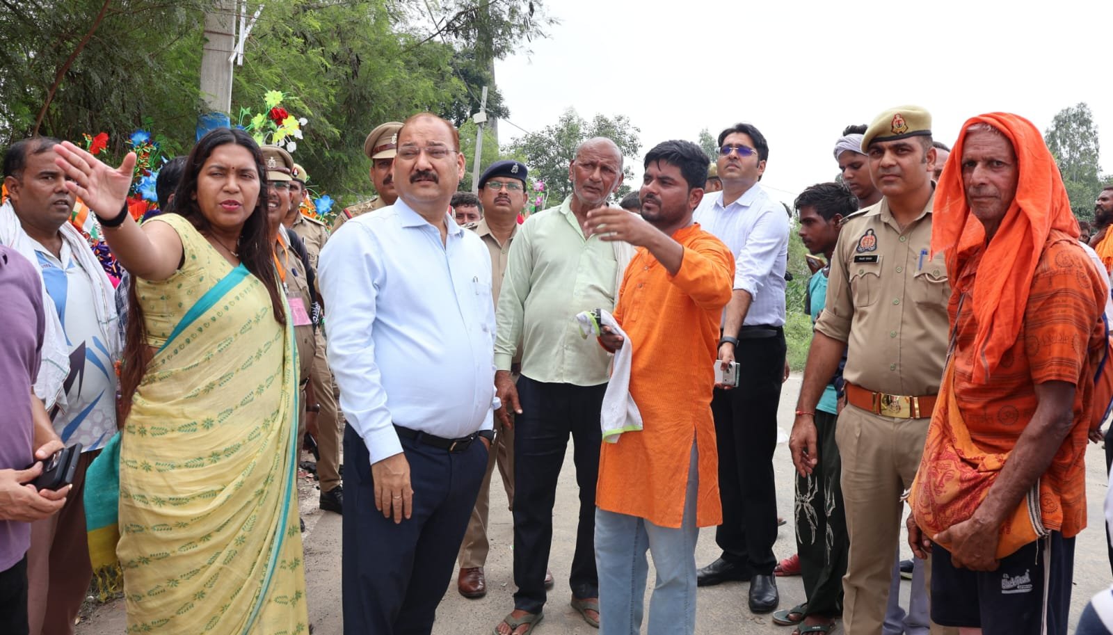 यात्रा के दौरान कांवड़ियों से वार्ता करते मेरठ जिलाधिकारी डॉ वी के सिंह