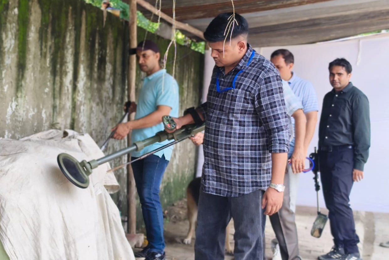 संदिग्ध स्थानों पर जांच करते बम निरोधक दस्ते के अधिकारी