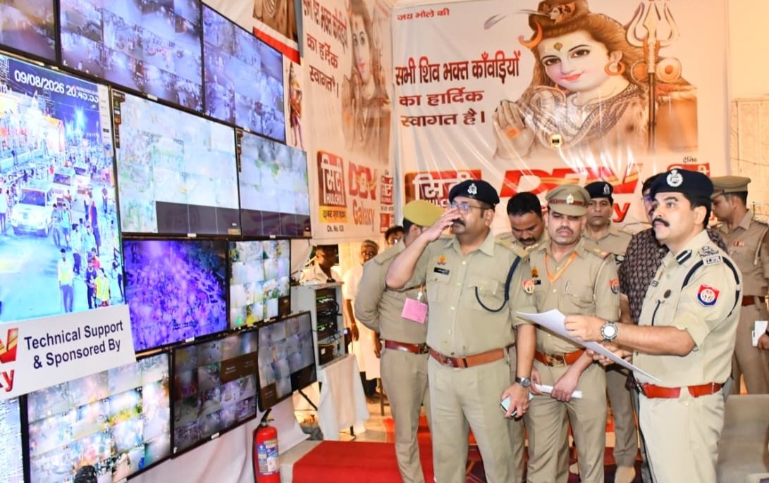औघड़नाथ मंदिर परिसर में सुरक्षा व्यवस्था का जायजा लेते डी आई जी मेरठ कलानिधि नैथानी