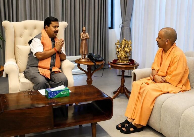 भाजपा राष्ट्रीय अध्यक्ष नितिन नबिन व योगी आदित्यनाथ का चर्चित फोटो