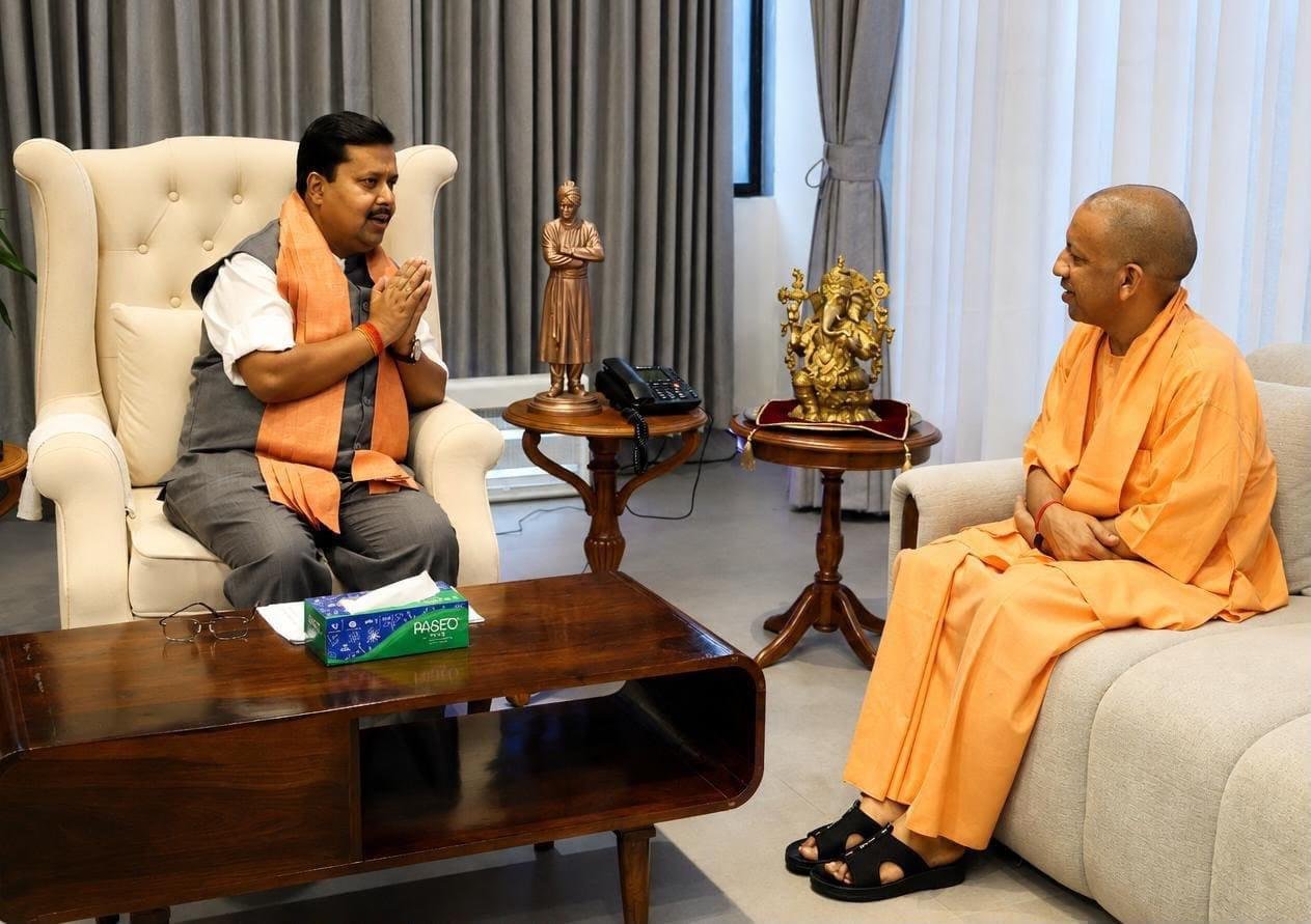 भाजपा राष्ट्रीय अध्यक्ष नितिन नबिन व योगी आदित्यनाथ का चर्चित फोटो