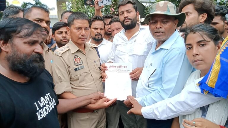 सक्षम अधिकारी को ज्ञापन सौंपते शोषण क्रांति दल के पदाधिकारी