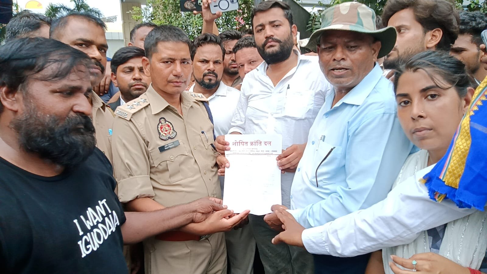 सक्षम अधिकारी को ज्ञापन सौंपते शोषण क्रांति दल के पदाधिकारी