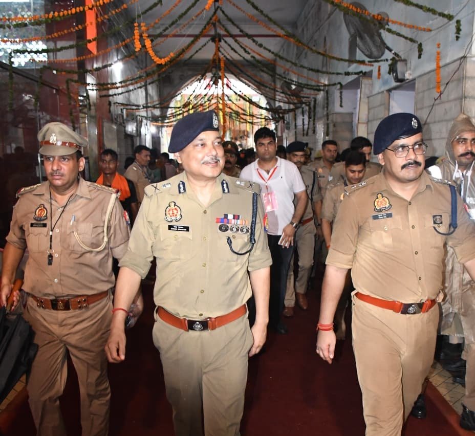 पुरा महादेव मंदिर का निरीक्षण करने पहुंचे एडीजी मेरठ जोन भानु चंद्र भास्कर