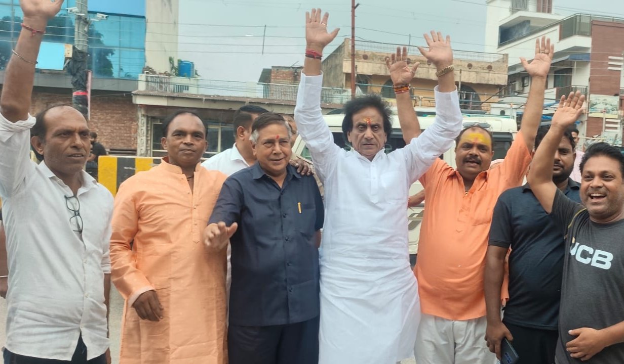 मेरठ महापौर हरिकांत अहलूवालिया के साथ बम बम भोले का जयकारा लगाते तिरंगा गेट कावड़ सेवा समिति के पदाधिकारी