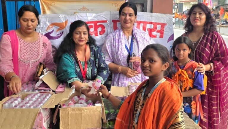 कावड़ियों की सेवा करती एक प्रयास संस्था की पदाधिकारी