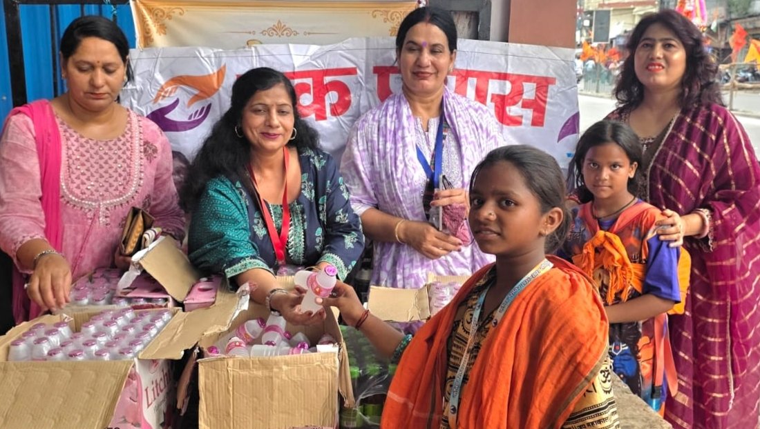 कावड़ियों की सेवा करती एक प्रयास संस्था की पदाधिकारी