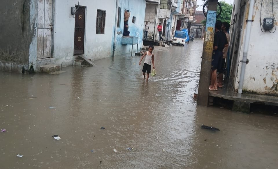 क्षेत्र में जल भराव से लोग परेशान
