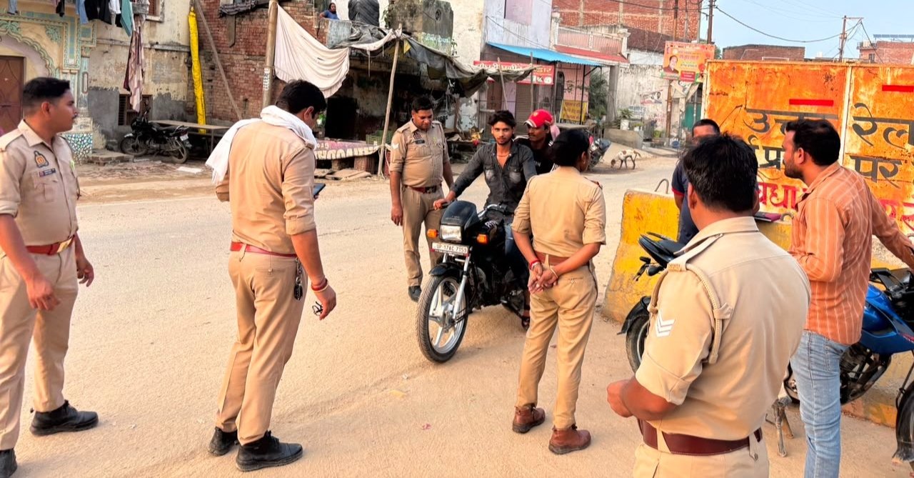 स्वतंत्रता दिवस की अलर्ट पर वाहनों की चेकिंग करते पुलिस अधिकारी