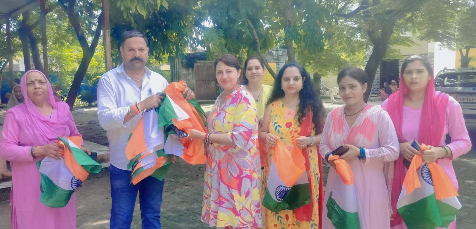 राष्ट्रीय ध्वज का वितरण करते दौराला भाजपा मंडल के अध्यक्ष मनिंदर विहान