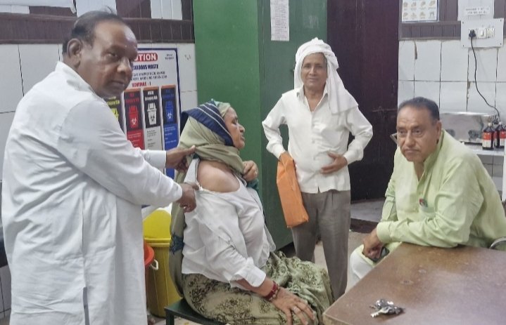 बंदर के हमले से घायल महिला का उपचार कराते पूर्व मंत्री प्रभु दयाल बाल्मीकि