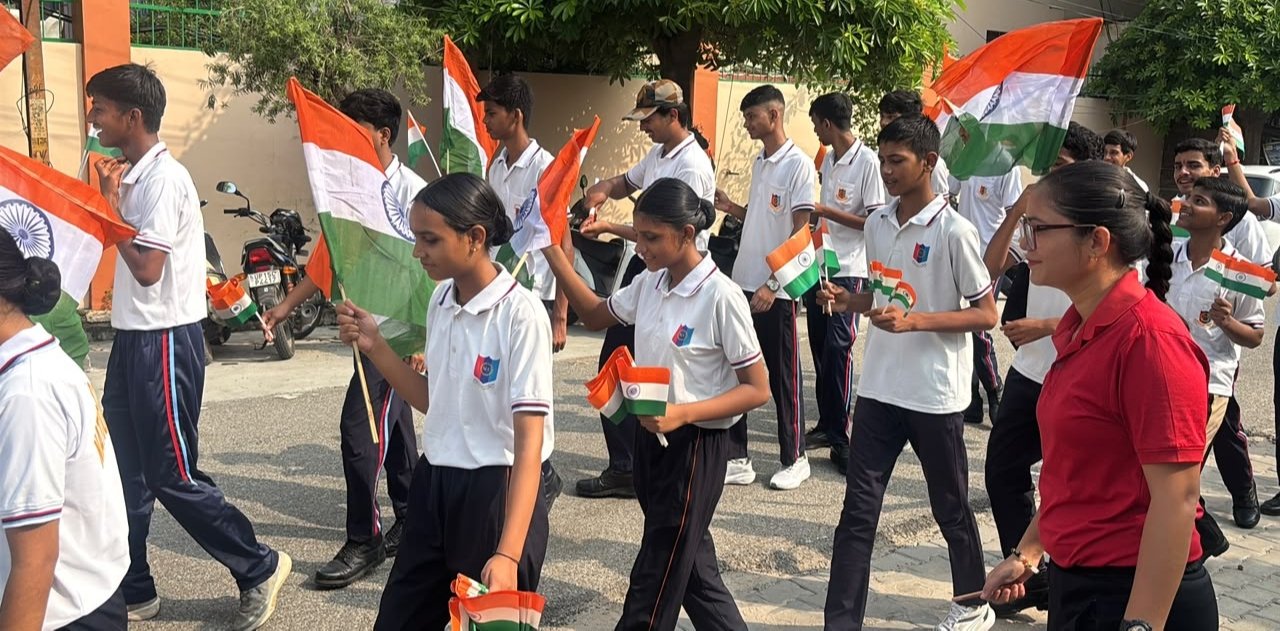 तिरंगा रैली निकालती छात्राएं