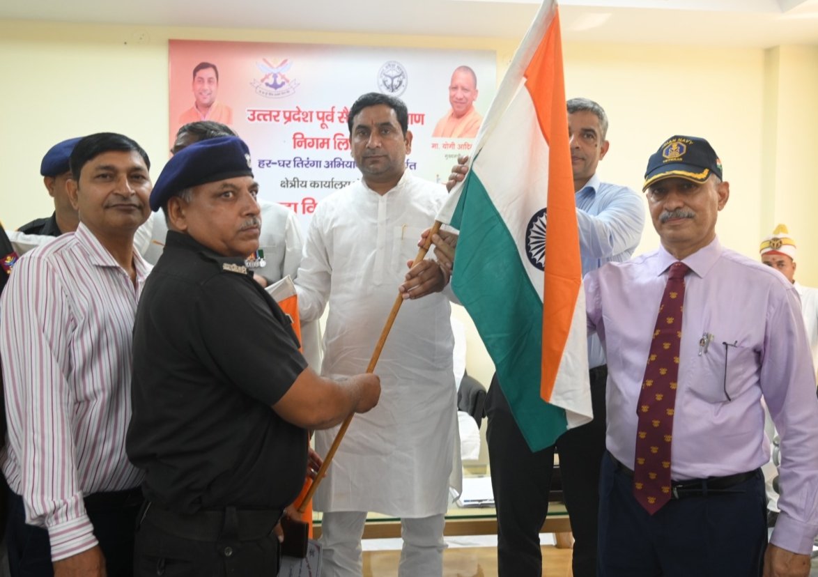 पूर्व सैनिक को राष्ट्रध्वज देकर सम्मानित करते मंत्री सोमेंद्र तोमर