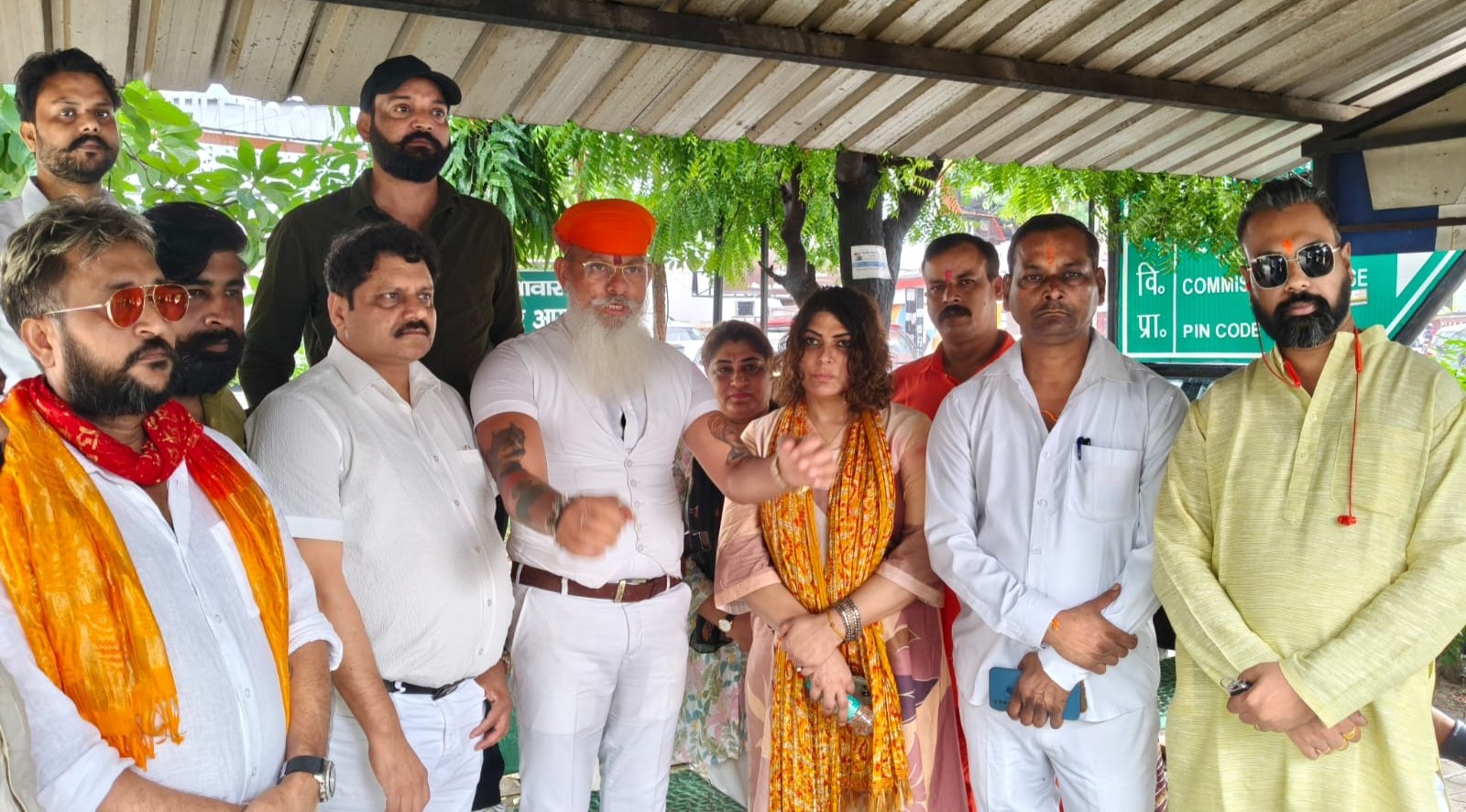 प्रेस वार्ता कर आंदोलन की जानकारी देते करणी सेना के डॉ राज शेखावत