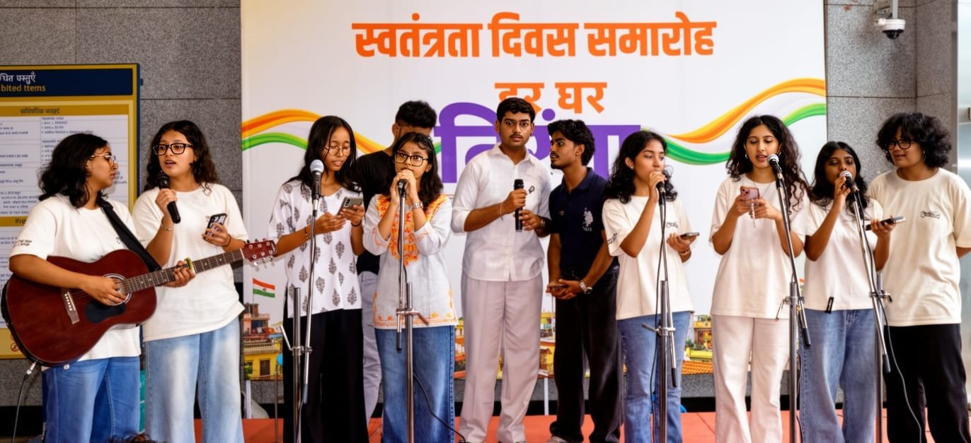 देश भक्ति के गीतों से गूंज आनंद विहार स्टेशन