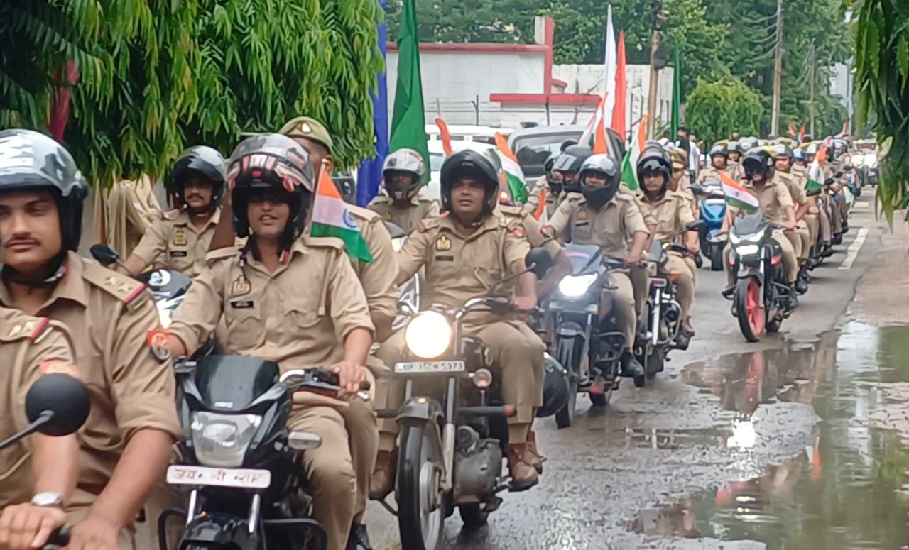 स्वतंत्रता दिवस से पूर्व बाइक से तिरंगा रैली निकालते पुलिसकर्मी