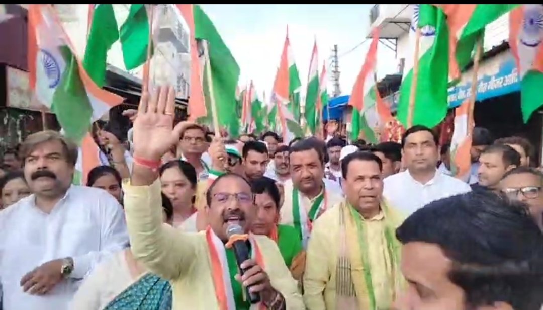 तिरंगा रैली निकालते भाजपा कार्यकर्ता