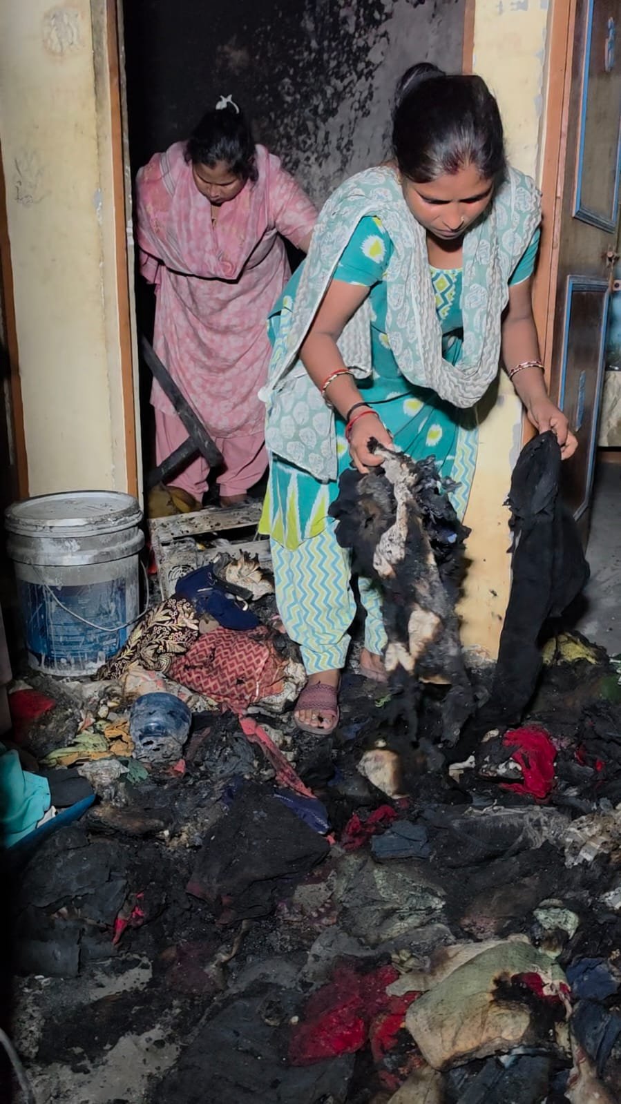 आगजनी के बाद मलबे से सुरक्षित समान की आस में तलाश