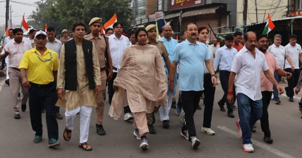 15 अगस्त के अवसर पर निकाली गई प्रभात फेरी में शामिल मेरठ जिलाधिकारी डॉ वी के सिंह