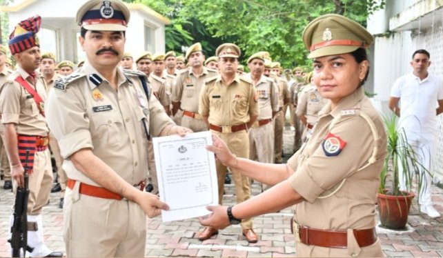 उत्कृष्ट सेवा करने वाले पुलिसकर्मियों को सम्मानित करते डी आई जी मेरठ कलानिधि नैथानी