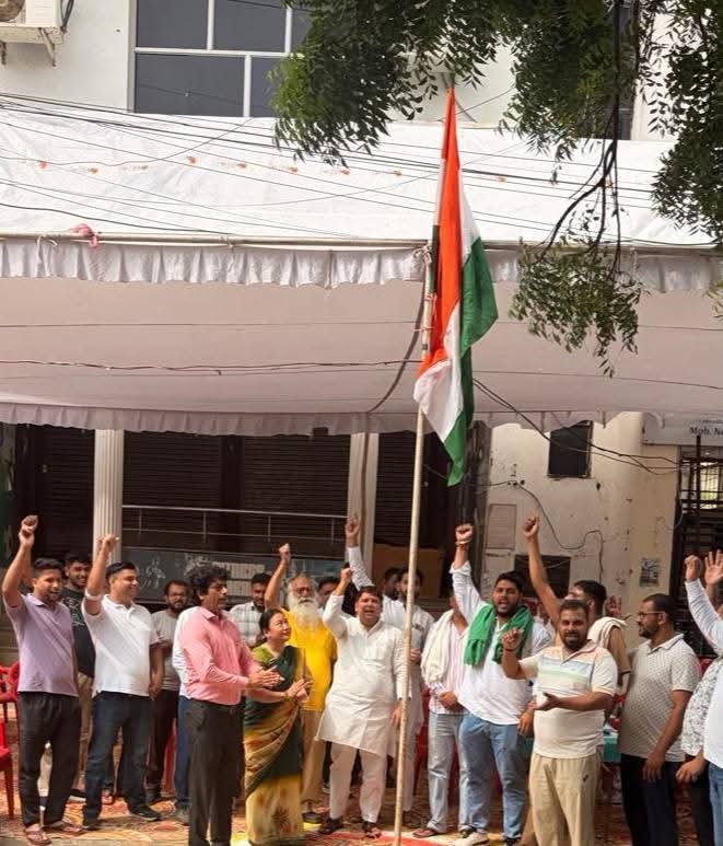 ध्वजारोहण करते आम आदमी पार्टी के जिला अध्यक्ष अंकुश चौधरी