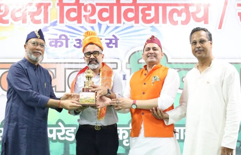स्वतंत्रता दिवस पर वेंकटेश्वर विश्वविद्यालय में आयोजित कार्यक्रम में स्टेज कलाकार निखिल संघानी को सम्मानित करते वेंकटेश्वरा विश्वविद्यालय के अधिकारी गण।