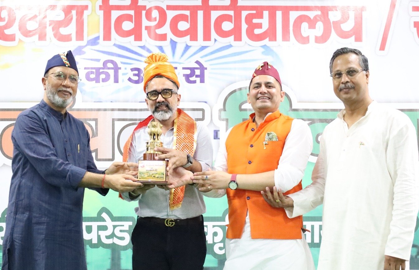 स्वतंत्रता दिवस पर वेंकटेश्वर विश्वविद्यालय में आयोजित कार्यक्रम में स्टेज कलाकार निखिल संघानी को सम्मानित करते वेंकटेश्वरा विश्वविद्यालय के अधिकारी गण।