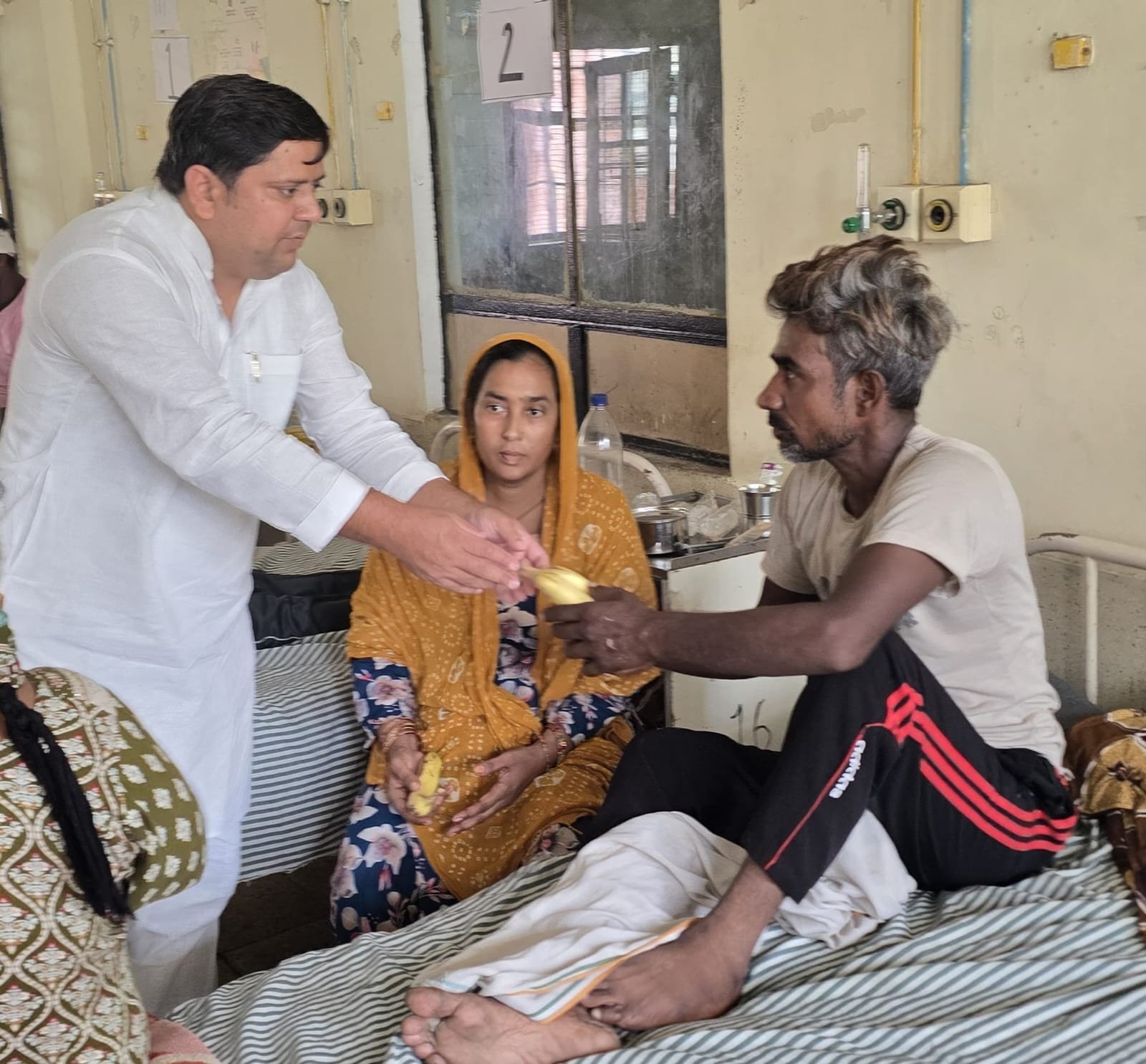 मेडिकल कॉलेज में मरीजों को फल वितरित करते अंकुश चौधरी