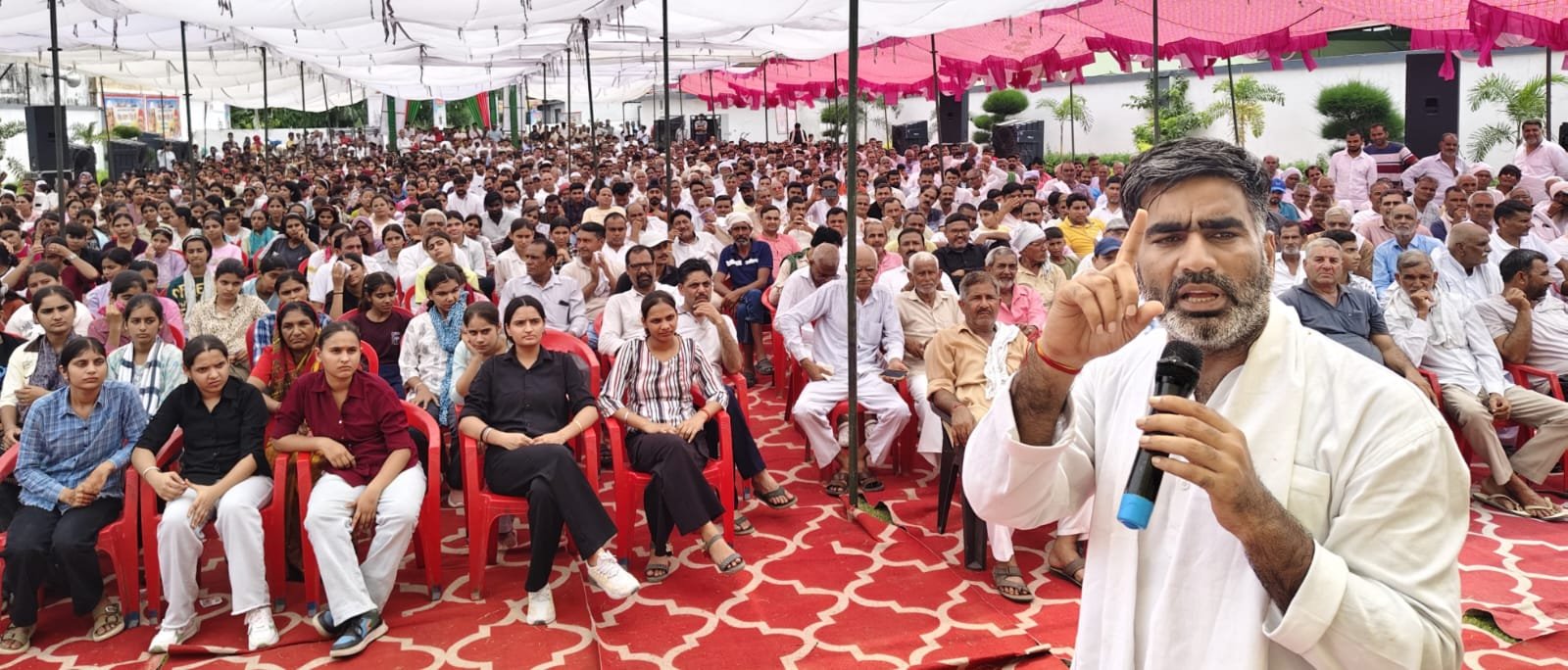 मेधावी छात्राओं के सम्मान में आयोजित कार्यक्रम को संबोधित करते सपा विधायक अतुल प्रधान