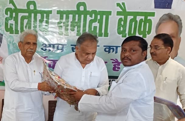 समीक्षा बैठक में त्रिलोक त्यागी का सम्मान करते रालोद पदाधिकारी
