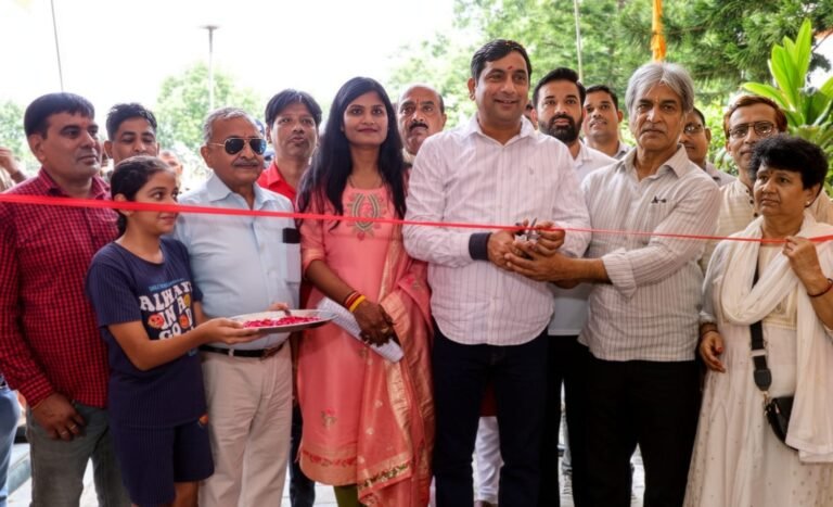 खेल महोत्सव का शुभारंभ करते राज्य मंत्री सोमेंद्र तोमर