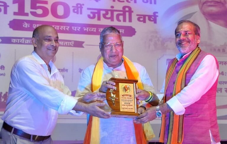 कार्यक्रम में पूर्व सांसद राजेंद्र अग्रवाल का सम्मान करते पंडित सुनील