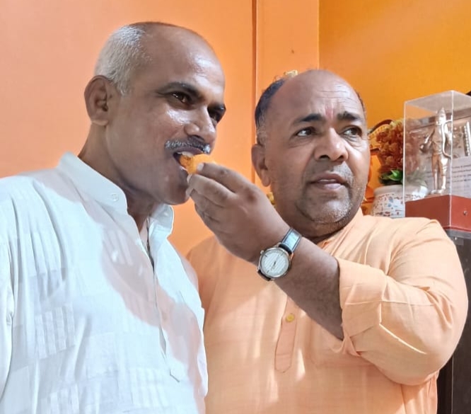 हस्तिनापुर सीट से विधानसभा के भावी प्रत्याशी अमरीश कोरी को मिठाई खिलाकर शुभकामनाएं देते भाजपा जिला अध्यक्ष हरवीर पाल