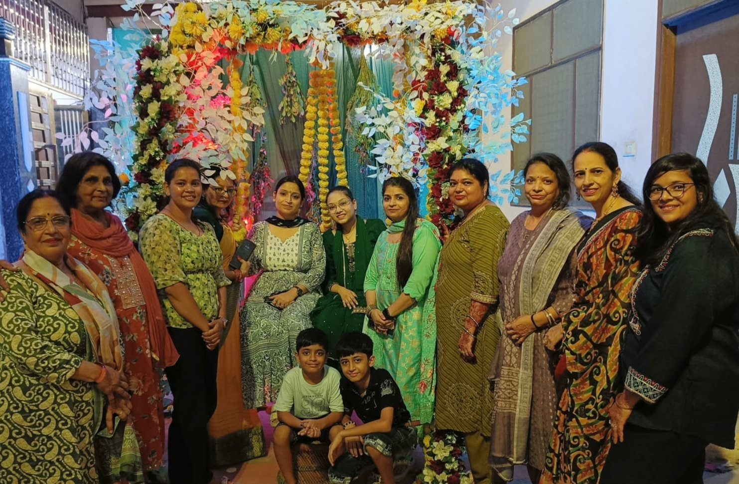 तीज महोत्सव कार्यक्रम में शामिल पदाधिकारी