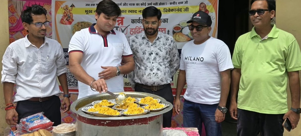 जरूरतमंदों को भोजन कराते ई रेडियो इंडिया समूह के पदाधिकारी