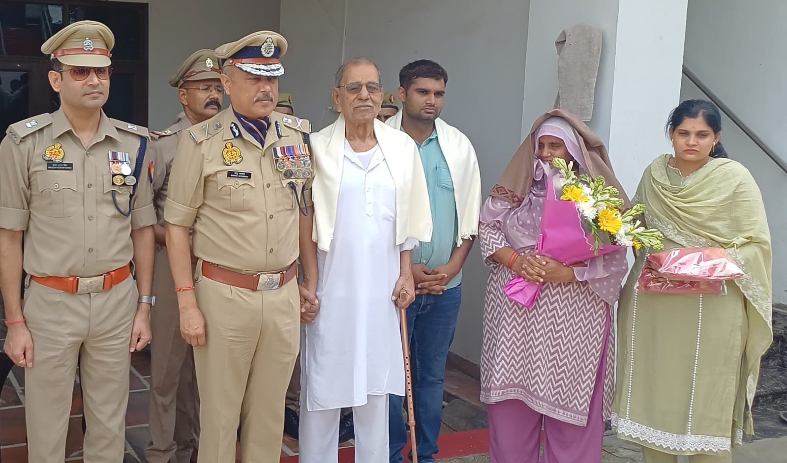 शहीद इंस्पेक्टर को कीर्ति चक्र प्रदान किए जाने के उपरांत उनके पैतृक आवास पर पहुंचकर एडीजी ने शुभकामनाएं दी