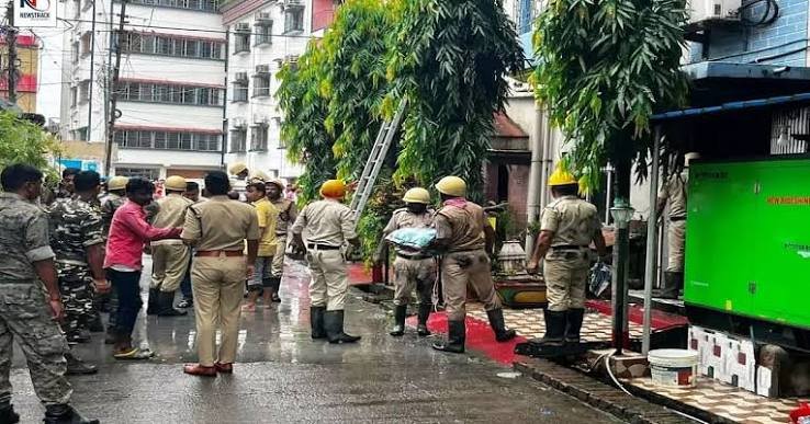 होटल में आग बुझाते अग्निशन के सिपाही