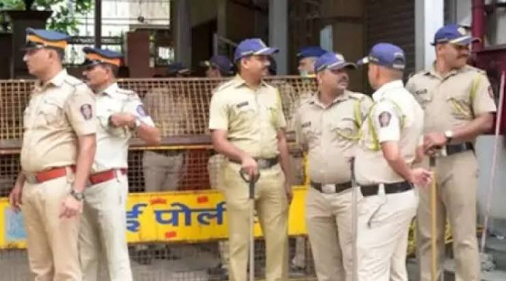 घटना स्थल पर मौजूद पुलिसकर्मी