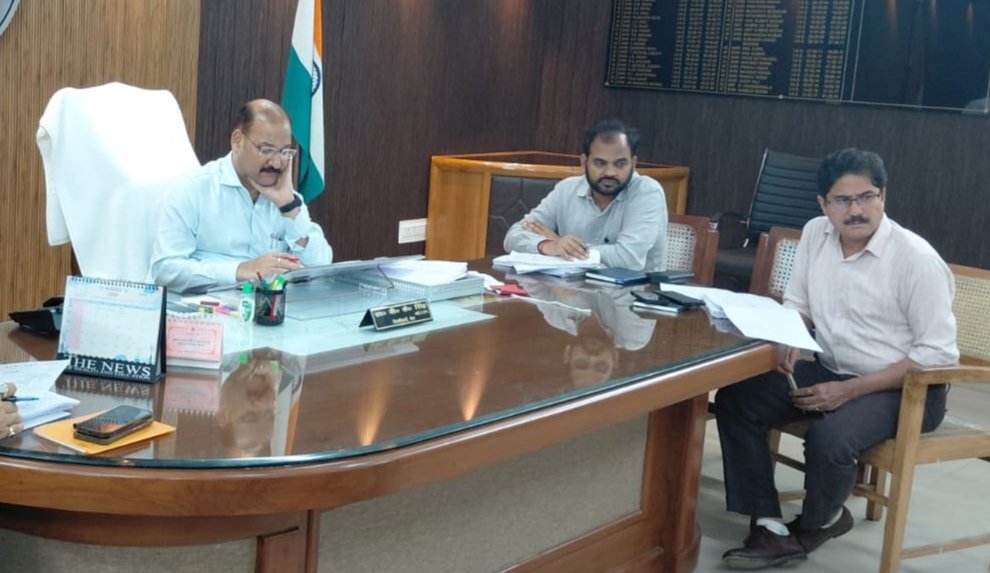 राजस्व समीक्षा बैठक को संबोधित करते मेरठ जिलाधिकारी डॉ वी के सिंह