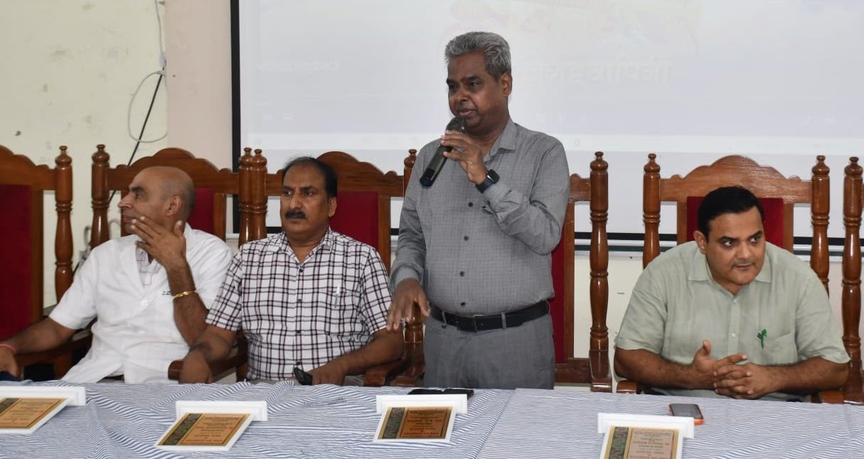 डायबिटीज़ एवं ओरल हेल्थ कार्यक्रम को संबोधित करते प्राचार्य आर सी गुप्ता