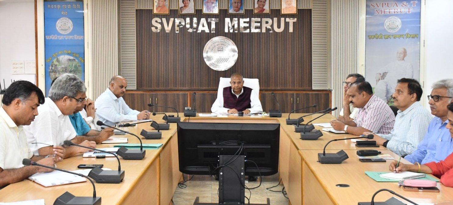 कृषि विश्वविद्यालय की सभागार में बैठक करते कुलपति डॉ त्रिवेणी दत्त