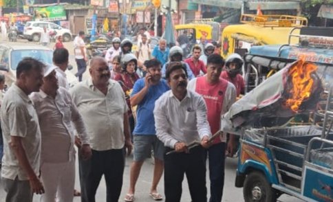 चवन्नी वाले बयान के विरोध में अखिलेश यादव का पुतला फूंकते रालोद कार्यकर्ता