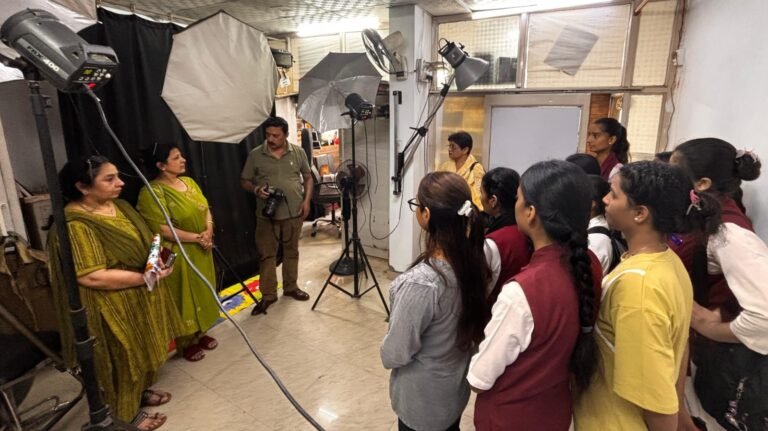 विश्व फोटोग्राफी दिवस पर आयोजित कार्यशाला में तकनीकी फोटोग्राफी सिखती छात्राएं