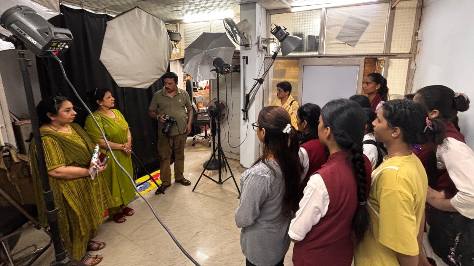 विश्व फोटोग्राफी दिवस पर आयोजित कार्यशाला में तकनीकी फोटोग्राफी सिखती छात्राएं